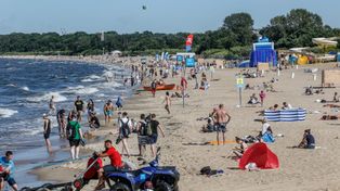 Czerwone flagi nad Bałtykiem. Co oznaczają kolory flag na plaży i czym są niebezpieczne prądy wsteczne?