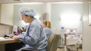 Lesko: Dostaną tylko 75 procent pensji. "Pracownicy mają kredytować szpital"