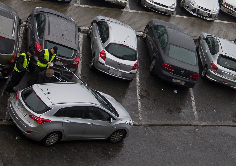 Rędziny: Chwile grozy na parkingu. Nożownik zaatakował mężczyznę przed Dino