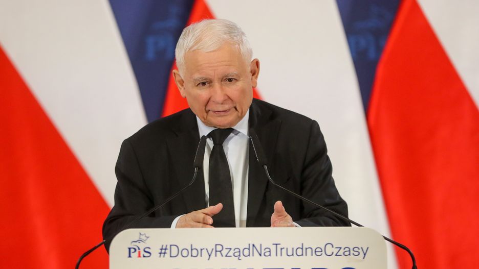 Nowy Targ, 03.09.2022. Prezes Prawa i Sprawiedliwości Jarosław Kaczyński podczas spotkania z mieszkańcami miasta w sali widowiskowej Miejskiego Centrum Kultury w Nowym Targu, 3 bm. (sko) PAP/Grzegorz Momot