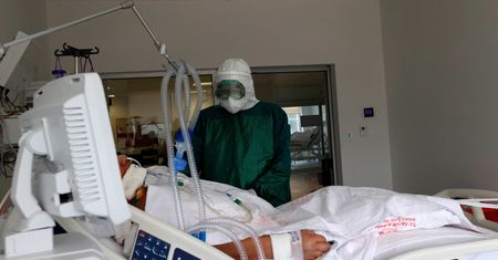 Lekarze ostrzegają. Koronawirus może doprowadzić do udaru u młodych osób