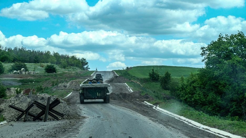 Wojna w Ukrainie - sytuacja w obwodzie donieckim
Soldiers on a tank on a road to Soledar. Soledar is a town of the Donetsk region it is being hammered by Russian artillery as it sits along the crucial road that leads out of besieged Severodonetsk. - Rick Mave / SOPA Images//SOPAIMAGES_sopa011033/2205261206
SOPA Images/SIPA