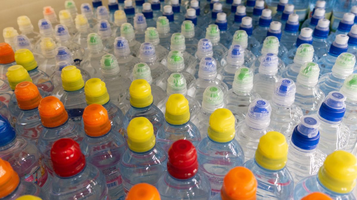 Sięgając po wody owocowe wybierajmy produkty z jak najkrótszym składem 