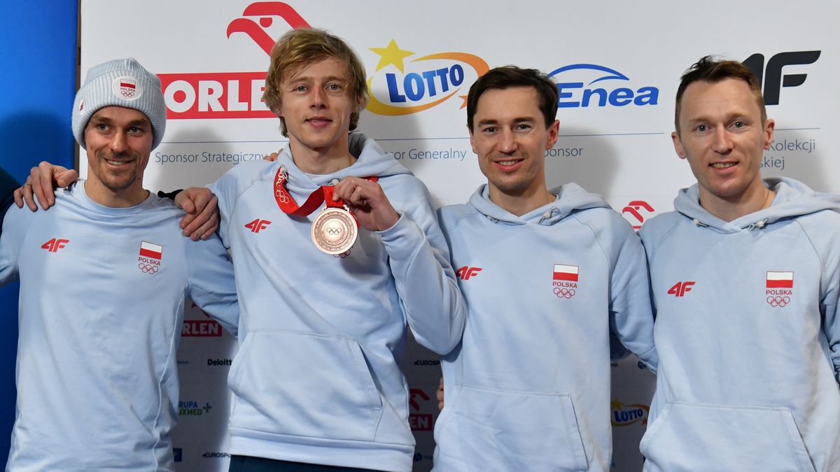 Warszawa, 16.02 2022. Od lewej: Piotr Żyła, Dawid Kubacki, Kamil Stoch i Stefan Hula podczas powitania na lotnisku Okęcie w Warszawie, 16 bm. Polscy skoczowie wrócili dziś wieczorem z igrzysk olimpijskich w Pekinie, skąd przywieźli brązowy medal zdobyty przez Dawida Kubackiego w konkursie indywidualnym na skoczni normalnej w Zhangjiakou. (js) PAP/Piotr Nowak
