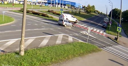 "Nawet nie próbował hamować". Pijany wjechał w busa