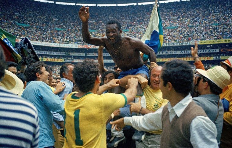 Pele celebruje mistrzostwo świata w 1970 roku fot. domena publiczna