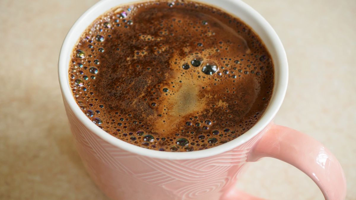 Kawa w różowym kubku