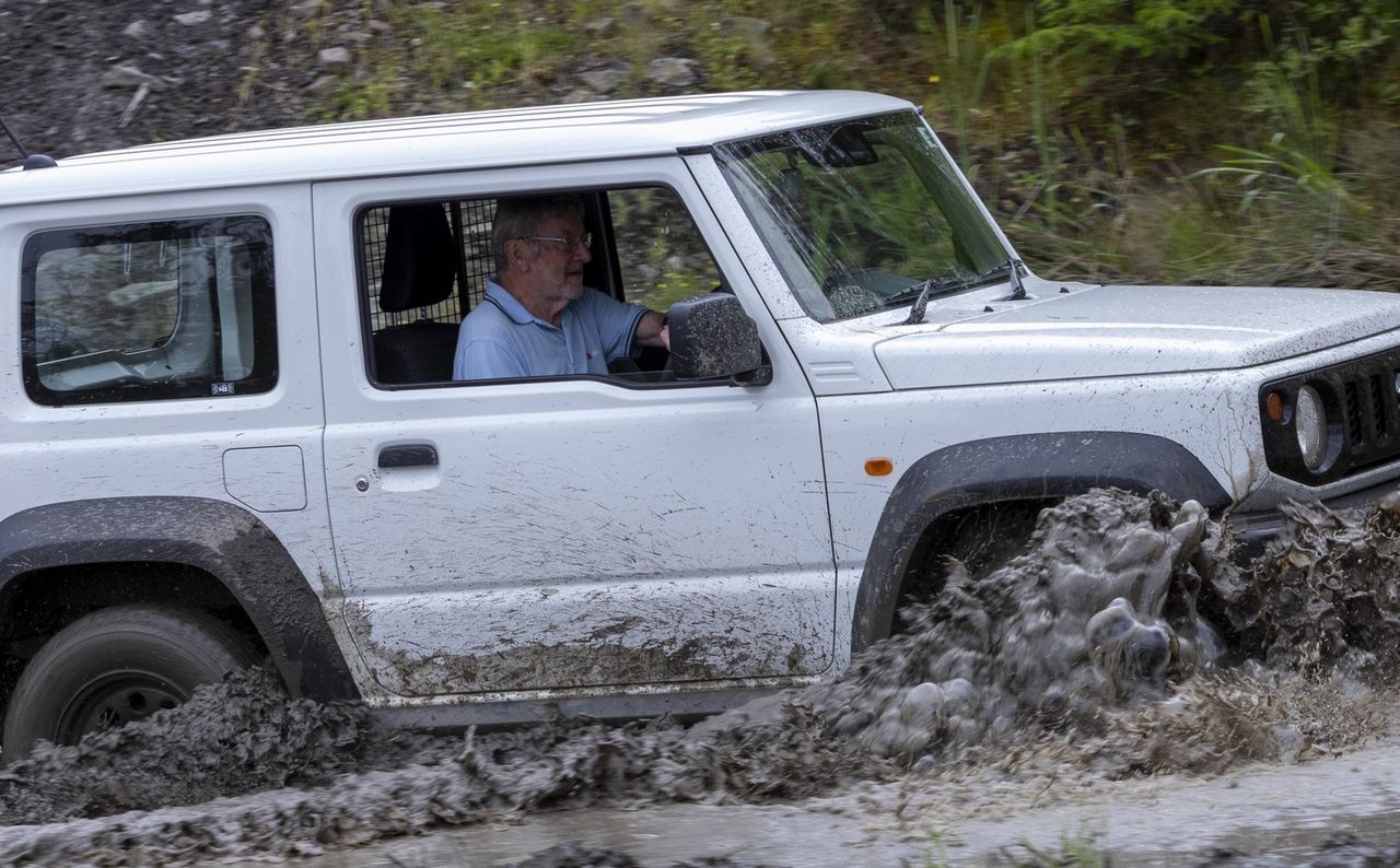 Niektórzy kierowcy preferują jazdę off-road bez pasów bezpieczeństwa. Czy to zgodne z przepisami?