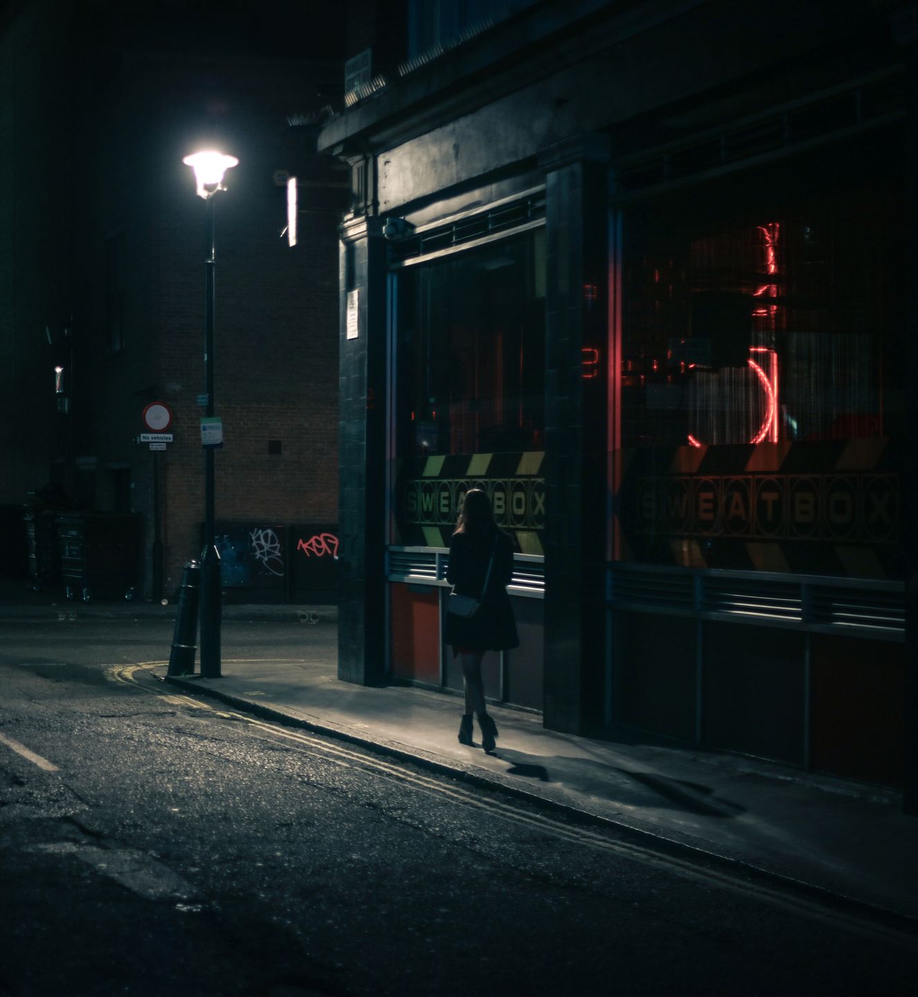 Cyberpunk i film noir spotykają się w wizji Londynu autorstwa Edo Zollo 8