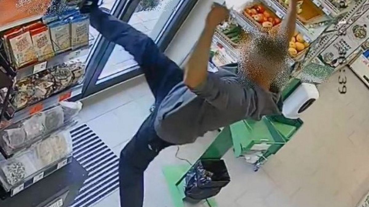 26-latek groził nożem ekspedientce i znieważył policjantów.