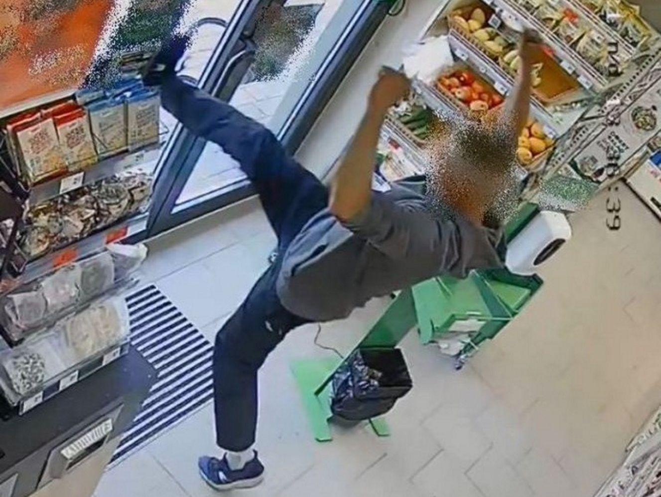 26-latek groził nożem ekspedientce i znieważył policjantów.