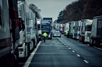 Polscy przewoźnicy blokują granicę, a Ukraińcy liczą straty. "Sytuacja jest krytyczna"