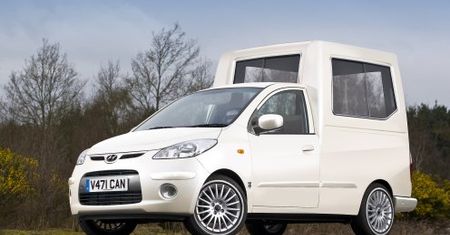 Hyundai i10 jako papamobile