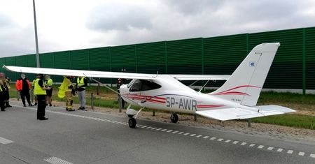 Niecodzienny widok na autostradzie A1. Mały samolot awaryjnie lądował na drodze
