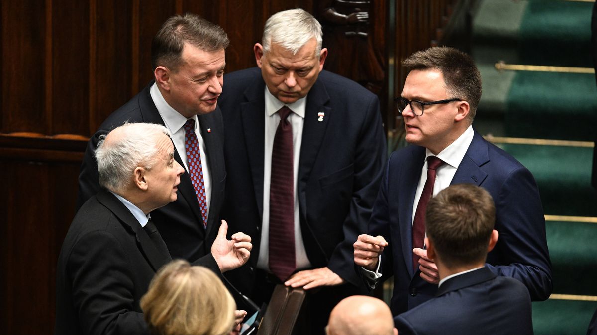 Warszawa, 13.11.2023. Nowo wybrany marszałek Sejmu Szymon Hołownia (P), prezes PiS Jarosław Kaczyński (L), szef klubu parlamentarnego PiS Mariusz Błaszczak (2L) oraz poseł PiS Marek Suski (3L) na sali sejmowej w Warszawie podczas posiedzenia inaugurującego X kadencję izby, 13 bm. (jm) PAP/Radek Pietruszka ***Okres prawa użycia zdjęcia przedłużony do 14 stycznia 2024 r. dla wszystkich odbiorców CSF PAP***