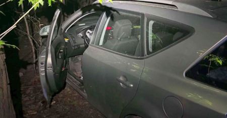 Warszawa: Porzucone auto na skraju lasu. Interweniowała policja