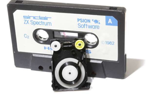 Rozmontowany ZX Microdrive obok kasety (Fot. Wikimedia Commons/Mumiemonstret/ Lic. CC 0)