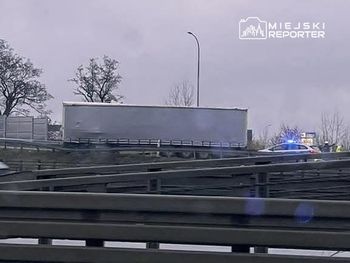 Warszawa: Ciężarówka uderzyła w bariery i zablokowała ważny zjazd. Utrudnienia na wjeździe