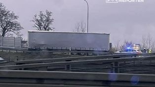 Warszawa: Ciężarówka uderzyła w bariery i zablokowała ważny zjazd. Utrudnienia na wjeździe