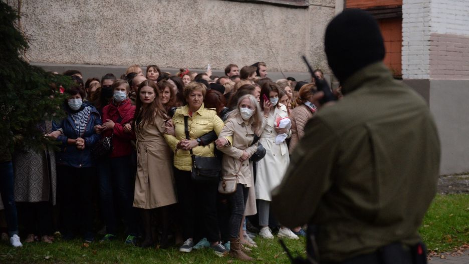 Białoruś. W Mińsku kobiety przychodziły na pokojowe protesty z kwiatami (fot. PAP/EPA) 