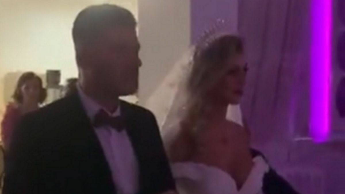 Dzieci zrujnowały wejście pary młodej na salę