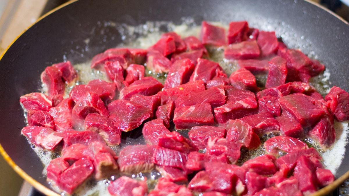 Mięso czerwone zawiera znacznie więcej tłuszczu niż mięso białe 