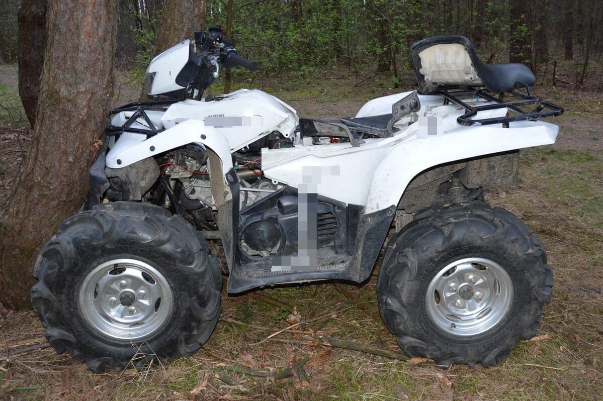 Quad rozbity o drzewo