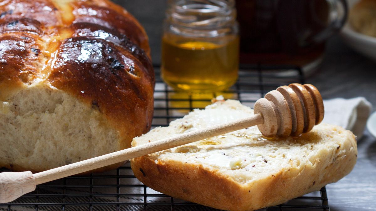 Wielkanocna drożdżówka z miodem to pyszny dodatek do kawy