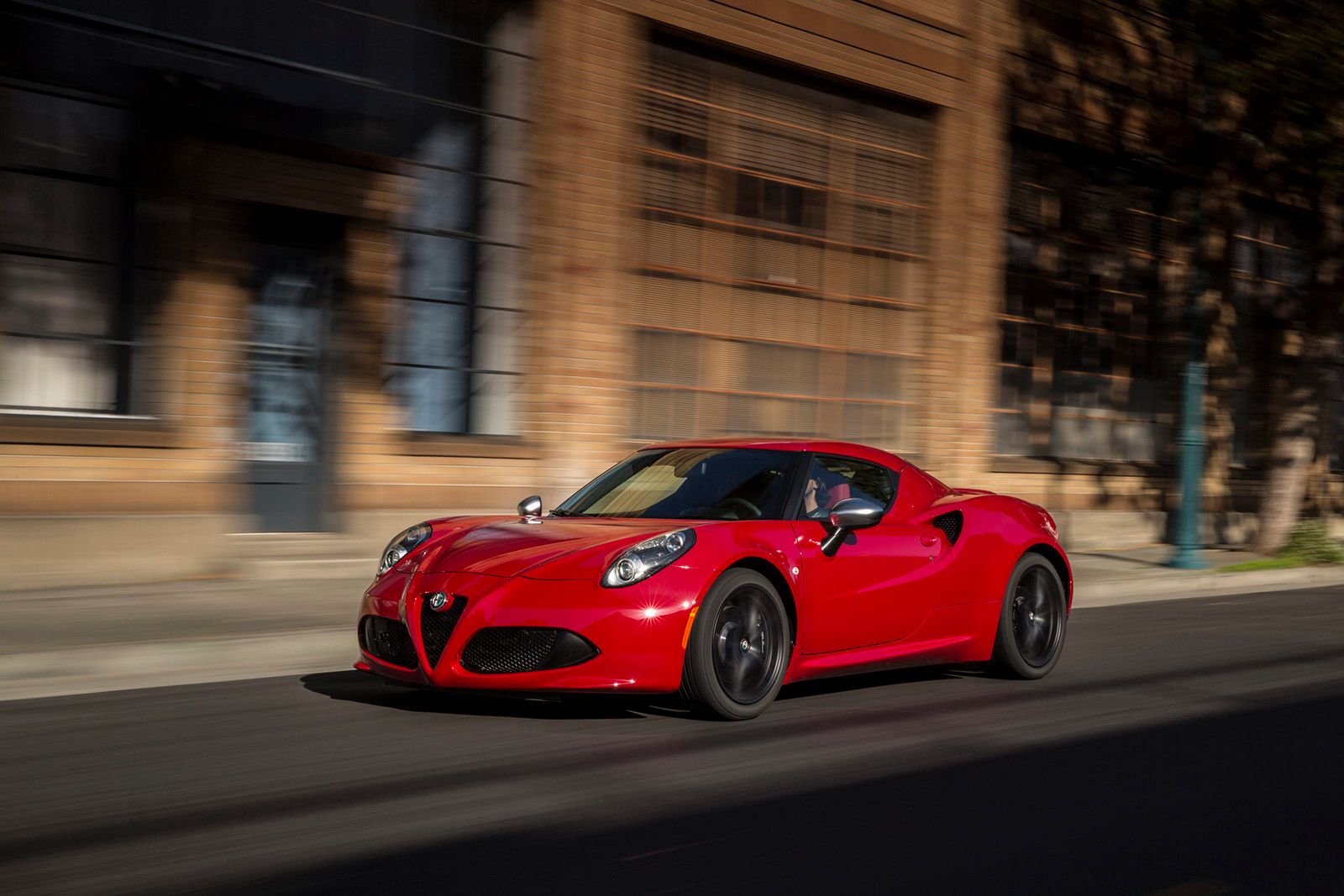 Alfa Romeo 4C w wersji na rynek amerykański w obszernej galerii zdjęć 13