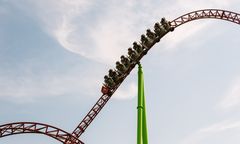 Horror w parku rozrywki. Weszła na tor po telefon, potrąciła ją kolejka