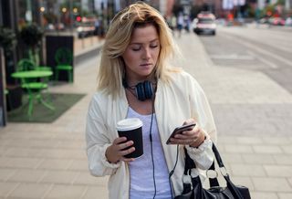 Kupujesz kawę na wynos? Uważaj, oprócz kofeiny pochłaniasz coś jeszcze