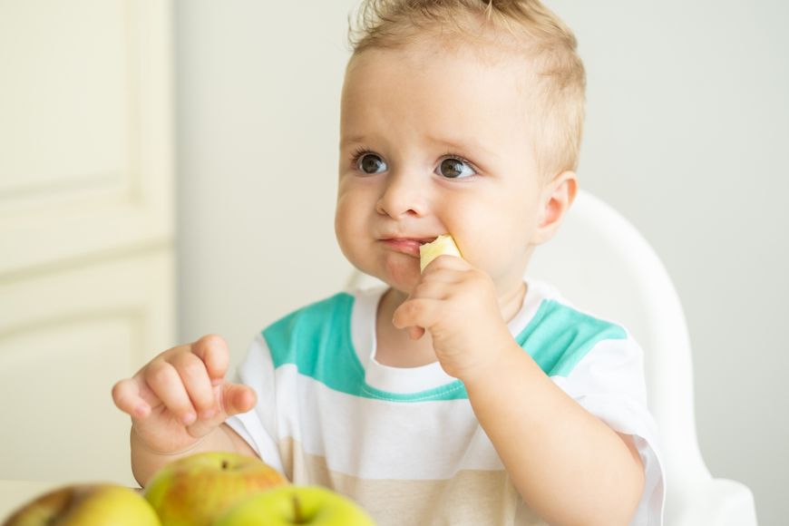 Owoce wprowadza się do diety niemowlęcia dopiero jako drugą grupę produktów