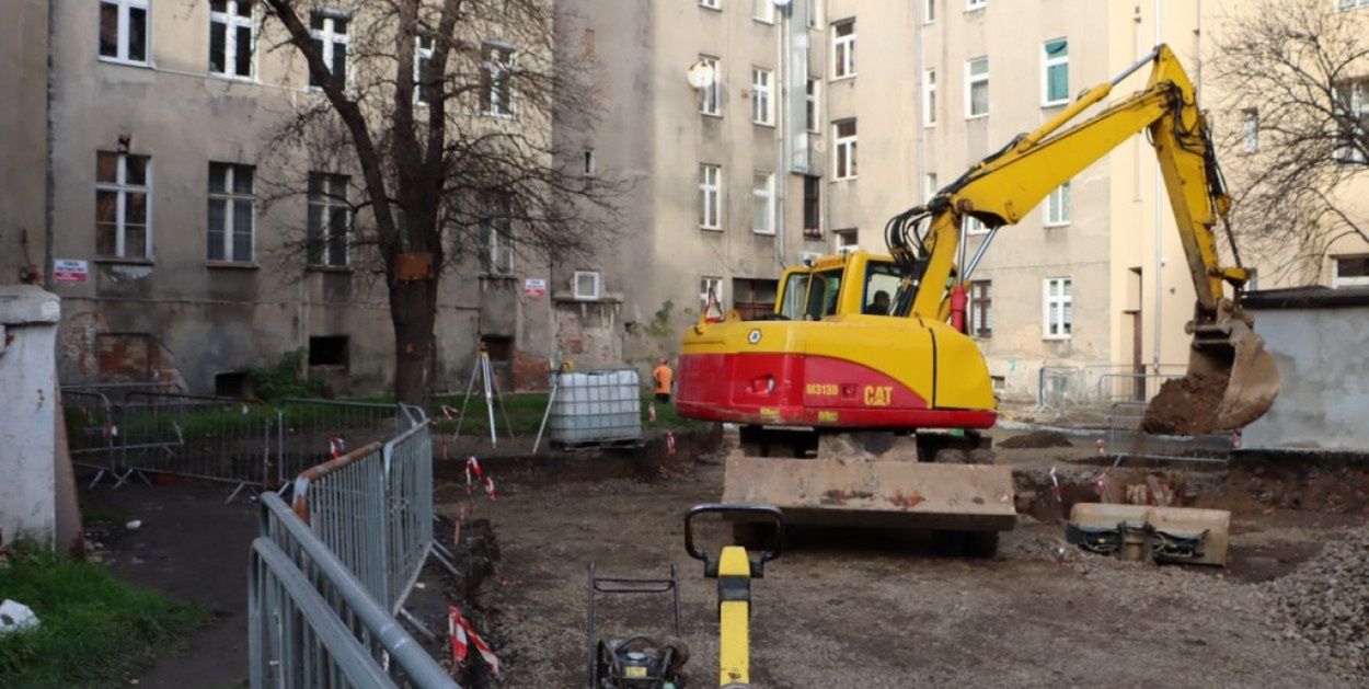 Legnica: Podwórze między ulicami przechodzi dużą metamorfozę