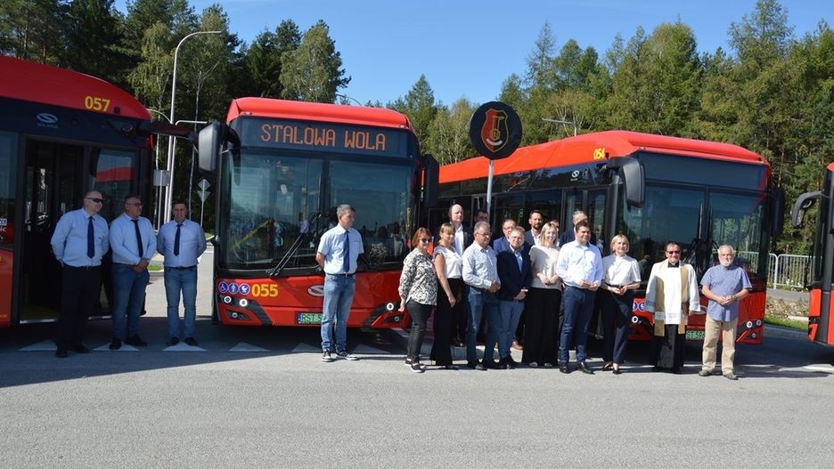 Nowe autobusy zaprezentowano na ulicy Seulskiej, gdzie w pobliżu ma powstać nowa zajezdnia autobusowa.