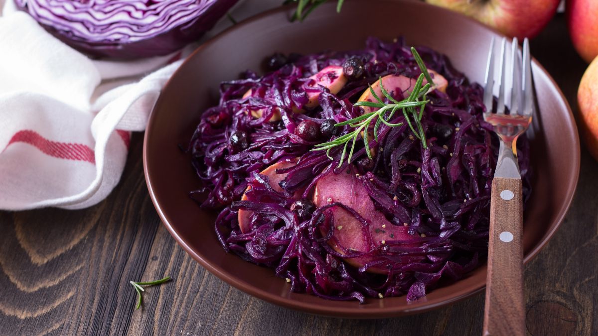 Surówka z czerwonej kapusty.