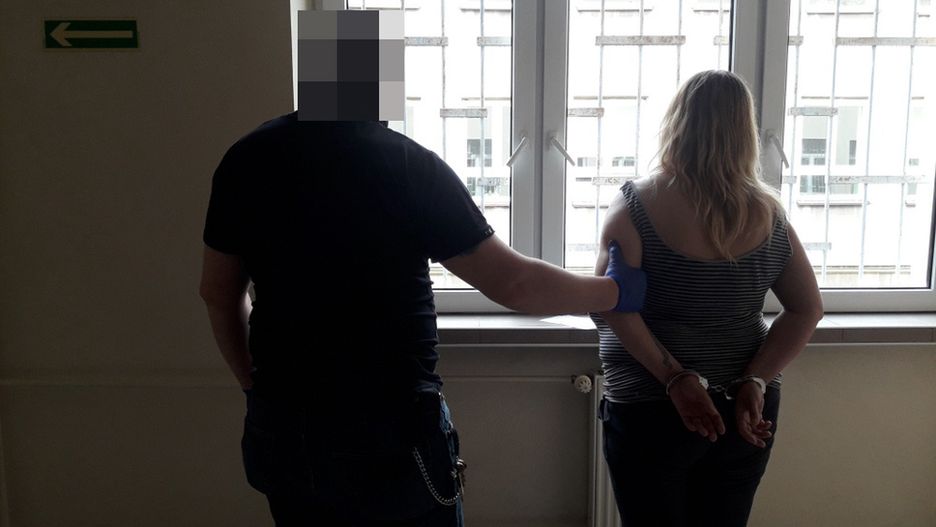 Warszawa. Policja zatrzymała kobietę i mężczyznę, którzy napadli na sklep.