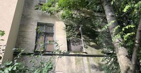 Miasto sprzedaje kamienicę.  Mówią o niej, że mogłaby zagrać w horrorze