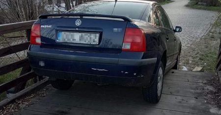 Passat to nie terenówka. 38-latek zawisł na kładce, grozi mu więzienie