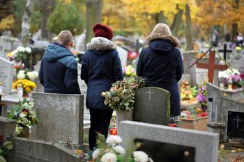 Warszawa: Wszystkich Świętych coraz bliżej. Linie cmentarne pojadą już w ten weekend. Jak dojedziemy na cmentarze?