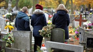 Warszawa: Wszystkich Świętych coraz bliżej. Linie cmentarne pojadą już w ten weekend. Jak dojedziemy na cmentarze?