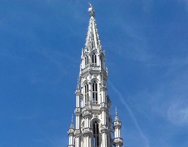 Strzelista wieża ratusza w Brukseli