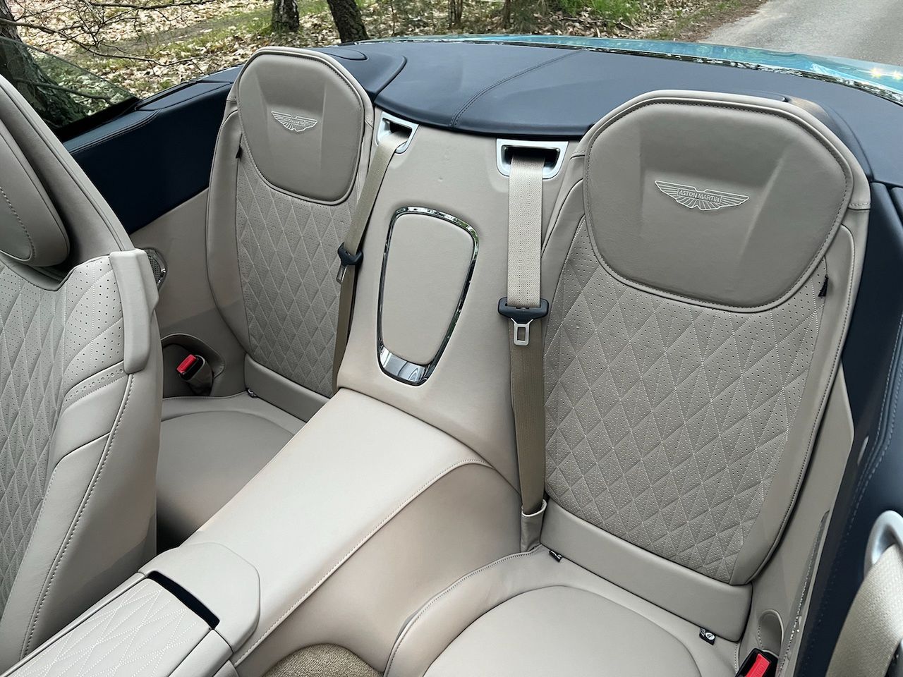 Aston Martin DB12 Volante
