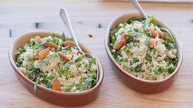 7 pomysłów na przepisy z komosą ryżową - koktajl, "owsianka", sałatki, faszerowane warzywa, burgery, panierka, desery