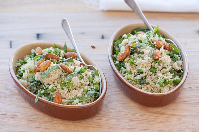 7 pomysłów na przepisy z komosą ryżową - koktajl, "owsianka", sałatki, faszerowane warzywa, burgery, panierka, desery