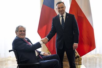 Podejrzana śliwowica od prezydenta Czech. Co dostał Andrzej Duda?