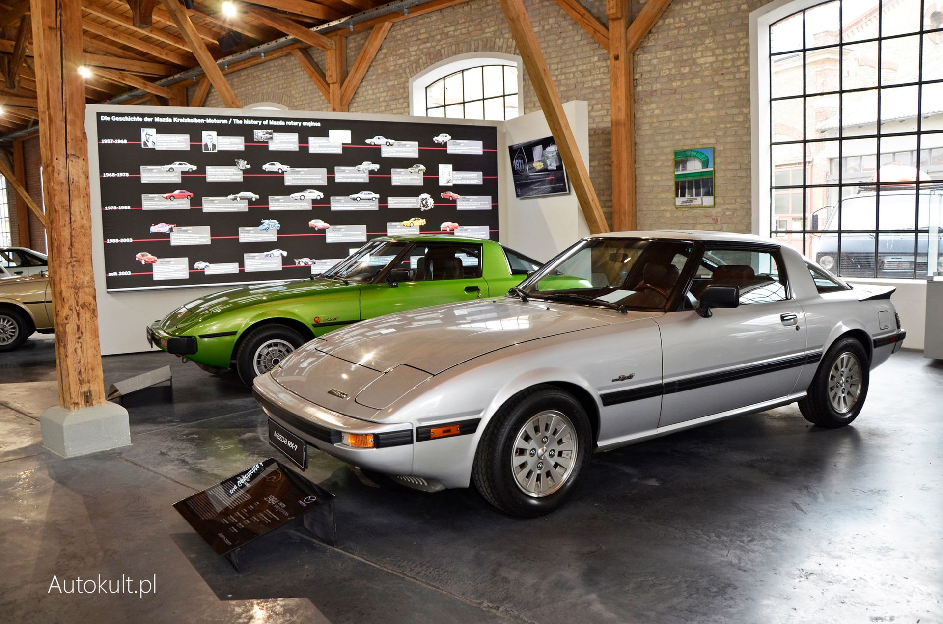 Ten samochód stworzył kult nazwy RX oraz silnika Wankla. Sportowa Mazda RX-7 Turbo z 1984 roku nie była oferowana w Europie, ale auto widoczne w tle już tak.