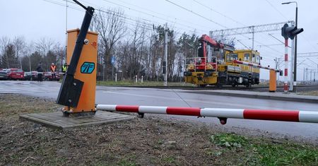 Co zrobić, gdy utkniemy na przejeździe kolejowym? Kolejarze tłumaczą, jak wyłamać rogatkę w sytuacji awaryjnej