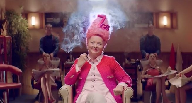 Gigababcia z wyczesaną fryzurą reklamuje dodatkowe 3 GB internetu w Virgin Mobile (wideo)