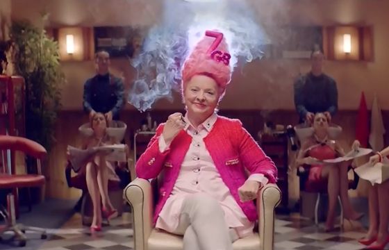 Gigababcia z wyczesaną fryzurą reklamuje dodatkowe 3 GB internetu w Virgin Mobile (wideo)