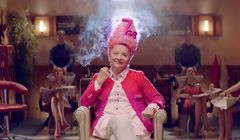 Gigababcia z wyczesaną fryzurą reklamuje dodatkowe 3 GB internetu w Virgin Mobile (wideo)